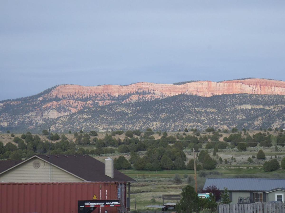 Galaxy Of Harley Bikers Between Bryce And Zion Motel Hatch Exterior foto